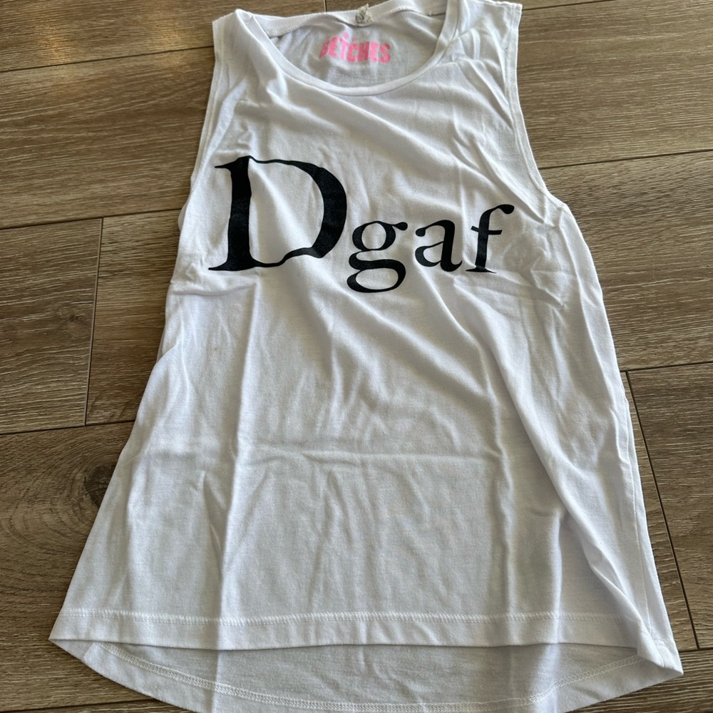 Betches: 2 Tank tops